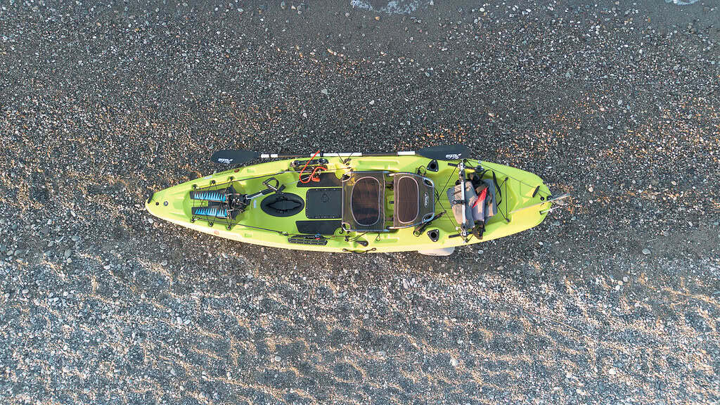 kayak sulla spiaggia in preparazione per l'uscita in mare, facile, veloce, senza spese e pensieri!