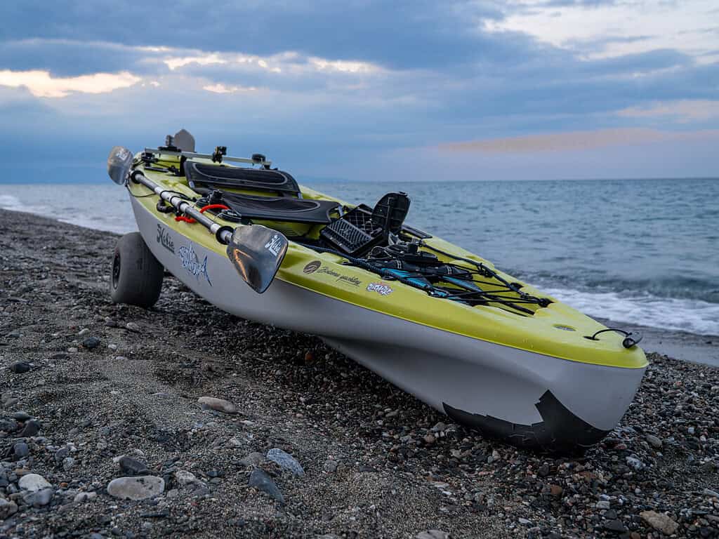 Il kayak dopo l'uscita in mare, pronto per essere trasportato fino alla macchina